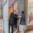 El alcalde conversando con uno de los vecinos del barrio Gaudí en el portal.