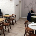Imagen de archivo de una cafetería con espacios reservados para cumplir con las restricciones de aforo.