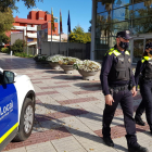 Una patrulla de la Policia Local de Platja d'Aro passa per davant la comissaria.