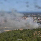 La columna de humo del incendio de Vilafant, a la zona del monte de en Corella y a tocar de la AP-7.