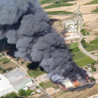 Incendi d'un camió frigorífic i dues naus a Torrelameu