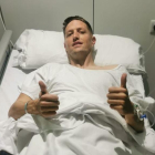 Una imagen del jugador en el hospital.