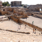 Plano general del anfiteatro de Tarragona, con visitantes paseando por la arena el primer día de la reapertura del monumento.
