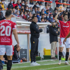 Raúl Agné observant des de la banda el partit del passat diumenge contra l'UCAM Murcia.