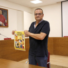 El regidor de Cultura, Josep M. Girona, mostrant el cartell.
