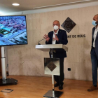 El alcalde, Carles Pellicer, y el regidor de Deportes, Josep Cuerba, durante la presentación del pliego de cláusulas para la licitación del proyecto.