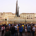 Un instante de la concentración delante del monumento franquista.
