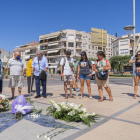 Imatge de l'ofrena de Roque Oriol, acompanyat d'un familiar, i Joan Sabaté a les víctimes dels atemptats del 17-A a Cambrils.