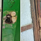 A l'esquerra, imatge del pany forçat al quartet de les eines i, a la dreta, imatge de la porta d'entrada forçada a destralades.