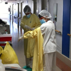 Dues sanitàries a la planta d'aïllament covid de l'hospital de Palamós.