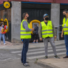 Imagen de unos voluntarios que vigilan los cajeros al barrio de Sant Pere i Sant Pau de Tarragona.