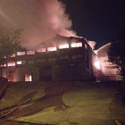 Imatge de l'incendi cremant una indústria de fabricació d'espelmes de Sentmenat.