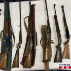 Las armas intervenidas en el domicilio de un hombre detenido.
