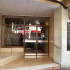 El portal del número 11 de la calle Pin i Soler de Tarragona, donde vivía la mujer de 91 años víctima de homicidio. Imagen del 25 de marzo del 2021. (Horizontal)
