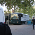 Plano general de la salida del autocar de la Guardia Civil de la Audiencia Nacional con los siete CDR acusados de terrorismo dirección a Soto del Real, 26 de septiembre de 2019.