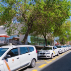 Varios taxis estacionados en la parada del Hospital Joan XXIII de Tarragona.