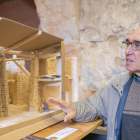 Josep Maria Borrut, president de l'Associació Pessebrista de Tarragona, amb una de les obres que es mostren a l'exposició.