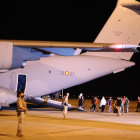 Plano general de la llegada a Madrid del primer avión militar con una cincuentena de evacuados de Afganistán.