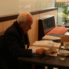 Un cliente leyendo un diario en el restaurante del hotel Class de Valls.