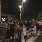 Gente por las calles de Gracia en el primer viernes sin toque de queda.