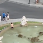 El hombre bañándose a la fuente del Centenario de la Rambla Nueva de Tarragona.