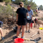 Los jóvenes y los monitores del campo de trabajo de la Batalla del Ebro excavando la línea de trincheras del Pinell de Brai.