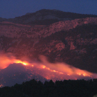 Una de las cordilleras de los Puertos quemando durante el incendio de Horta de Sant Joan. Imagen del 23 de julio del 2009.