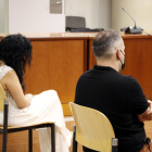 La pareja sentada al banquillo de los acusados de la Audiencia de Lleida acusada de maltratar el bebé.