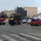 Plano general de efectivos de los bomberos, mossos y policía local durante los trabajos para extinguir el fuego.
