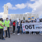 Trabajadores del 061 y 112 durante la concentración ante el centro de trabajo de Reus con motivo del inicio de la huelga.