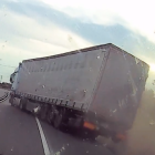 El conductor zigzagueó con el camión.
