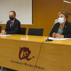 Plano abierto de la rectora de la URV, María José Figueras, y el doctor Urbano Lorenzo, que ha impartido la lección inaugural del curso académico.