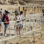Visitantes paseando por la zona de la arena y disfrutando del acceso gratuito al Anfiteatro.