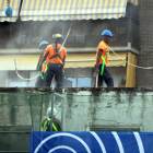 Operarios trabajando en el derribo de un edificio.
