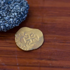 Imagen de la moneda localizada a sólo 76 centímetros de profundidad.
