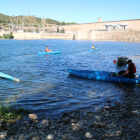 Imagen de los participantes a la Marcha de los Sedimentos entrando en el río Ebro con los kayaks para bajar hasta Flix desde el pantano de Riba-roja d'Ebre.