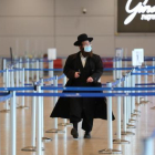 Un viajero con mascarilla en el aeropuerto Ben Gurion, en Tel Aviv.