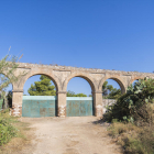 El acueducto de les Morisques, tocando al camino del Nàstic, se encuentra en una propiedad privada y tiene planchas de madera, plásticos y uralitas.