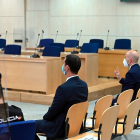 Juicio en la Audiencia Nacional contra dos mossos d'Esquadra, de espalda, que acompañaban Puigdemont a Alemania en marzo del 2018