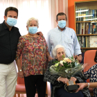 El alcalde de Cambrils visitó a la abuela centenaria en la residencia Bajo Campo.