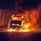 Una mujer deja su coche en la vía a la espera del mecánico en Reus y acaba quemado completamente