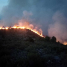 Imatge nocturna d'un incendi al massís de Montgrí.