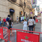 Quejas en los accesos de la plaza de la Font de Tarragona para no poder acceder a ver al Seguici