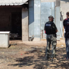 Un agente rural, un mosso y una técnica durante la inspección en Vilaverd (Conca de Barberà) del matadero ilegal.