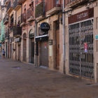 Els establiments de la plaça de la Font tancats per denunciar la prohibició de posar terrasses durant l'acte del Seguici Petit de la festa major de Santa Tecla.