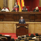 Pla general de l'hemicicle del Parlament durant la intervenció del conseller d'Economia i Hisenda, Jaume Giró.