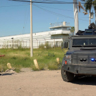 Imagen de la policía en el exterior de la prisión de México.