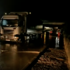 Un camió atrapat a la carretera al Baix Ebre.
