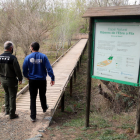 Plano general del jefe de los Agentes Rurales en el Ebre, Miquel Àngel Garcia, y el biólogo del Grup Natura Freixe, Arnau Pou, entrando en la Reserva Natural de Sebes en Flix.