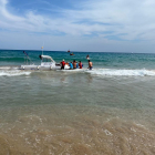 Una embarcación se accidenta en la playa de Altafulla por una avería en el motor